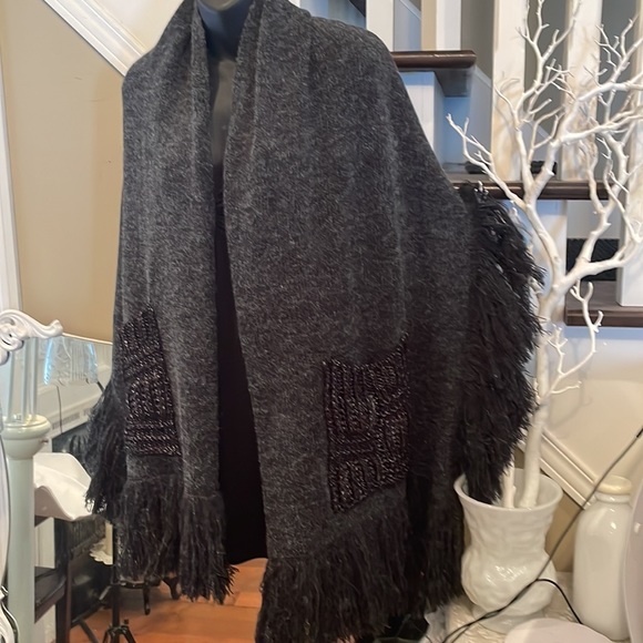 Grey Reading Shawl with Two Pockets - Picture 3 of 11